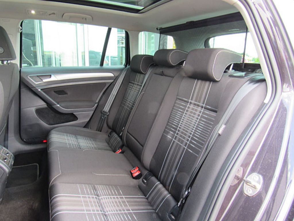 Volkswagen Golf VII 1.6 TDI Variant Lounge  Panorama-Dach A