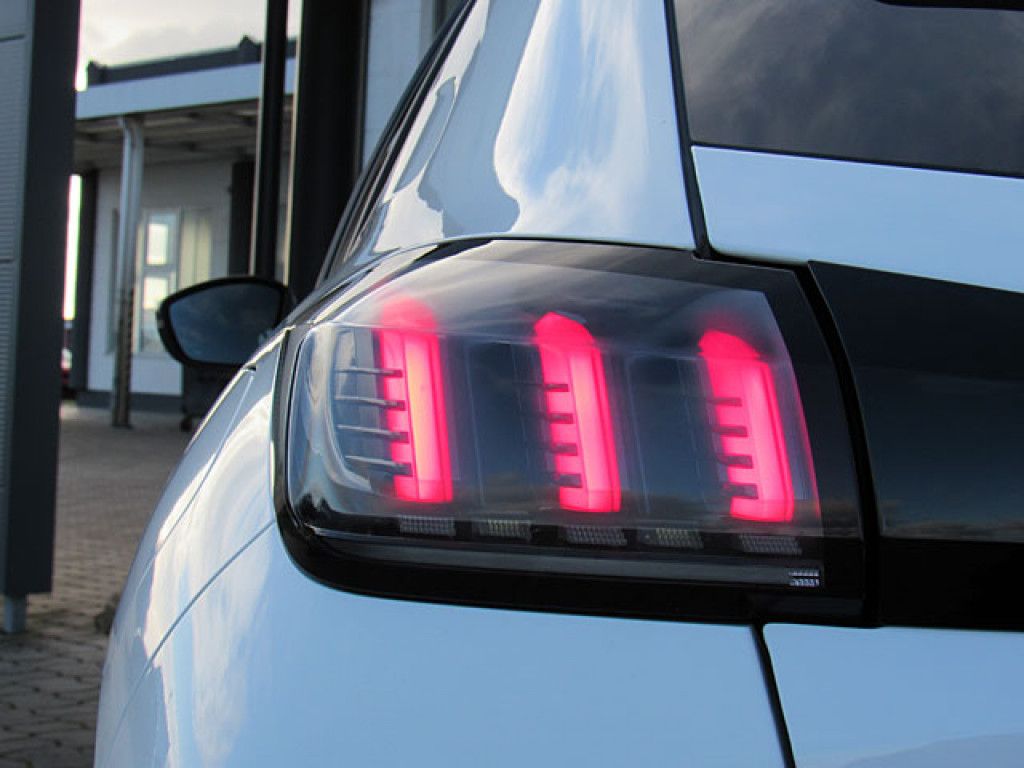 Peugeot 208 1.2 PureTech 100 Allure LED-Licht Keyless R-