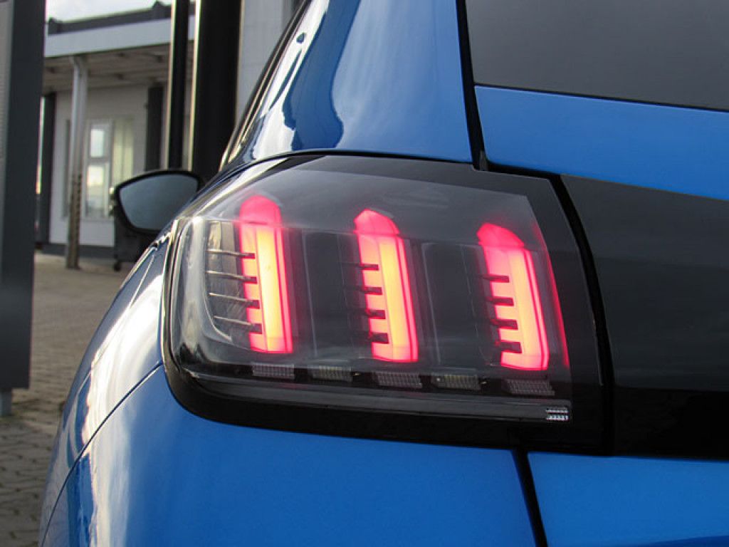 Peugeot 208 1.2 PureTech 100 Allure LED-Licht Keyless R-